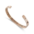 Detalle del brazalete de oro rosa con frase grabada y símbolos de flechas - Girl Oro Rosa (B1009)