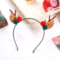Primer plano de una diadema festiva de astas de reno navideña con pompones rojos y verdes. - Estilo Bola Roja Verde