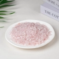 Natürliche Rosenquarz Kristalle für Aromatherapie in einer weißen Schale - Helle Farbe 5-7mm Spezifikation (100g)