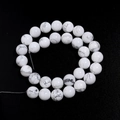 Dettaglio di perline in turchese bianco con venature marmoree su sfondo nero - 6mm (circa 60 pezzi) / Turchese bianco importato circa 38 cm