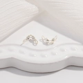 Makroansicht von S925 Sterling Silber Faltklemmen für Schmuckherstellung auf Keramikschale - Groß (3.8mm) / Silber