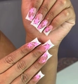 Makroaufnahme langer Enten-Nägel mit weißen französischen Spitzen und rosa Sternen - Gelber Geleekleber + Nagelfeile