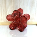 Détail de la pince à cheveux fleur rouge translucide avec paillettes dorées et résine - Rouge