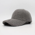 Detail einer dunkelgrauen Lammwoll-Baseballkappe mit warmer Bouclé-Textur und Form - Einheitsgröße / Grau