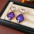 Primer plano detallado de pendientes vintage dorados con piedras romboidales moradas - Dorado-Púrpura (Pin de Plata)