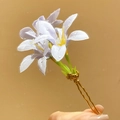 Vue détaillée d'une élégante épingle à cheveux en tissu violet avec gouttes de rosée - Épingle À Cheveux N° 3 - Or - Bleu