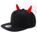 Hip-Hop Snapback Cap mit roten Teufelshörnern auf schwarzem Flatbrim-Hut für Streetstyle - Verstellbar / Schwarz
