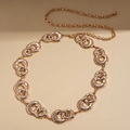Detalle de cadena para cintura en oro rosa con anillos geométricos y pedrería - Dorado