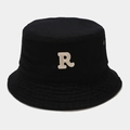 Vue détaillée du chapeau bob en coton noir avec la lettre R brodée en blanc cassé - M (56-58cm) / Noir