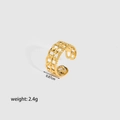 Macro-opname van gouden dubbellaagse kettingring met 0,87 cm breedte en 2,4 g gewicht - Verstelbaar Open / Dubbellaagse Cubaanse Schakelketting Ster Stijl (YYR023078) / Goud