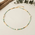 Collana artigianale con perle barocche e pietre colorate su sfondo in lino naturale - Collana in pietra naturale blu-verde