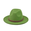 Détail du chapeau fedora en feutre vert avec une chaîne décorative en plastique rose - Vert Brillant (18)