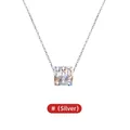 Primer plano de collar plateado de tres anillos con cristales pavé brillantes - Color Acero