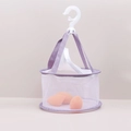 Detail van paars en wit mesh droogmandje voor make-up sponsjes met ophanghaak - Paars met deksel