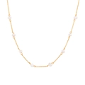 Elegante collar de cadena dorada con perlas barrocas sobre fondo blanco minimalista - Collar de Cadena con Perlas de Agua Dulce Intercaladas