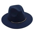 Dettaglio del cappello fedora blu navy in feltro con una sottile fascia in metallo dorato - M (56-58cm) / Blu Navy Con Corda Nera E Anello Oro