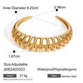 Goldenes offenes Manschettenarmband aus Edelstahl mit hohlem Streifenmuster und Hochglanz - JDB2405023 Armband Ohrringe Set / Gold