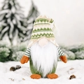 Groene gebreide gezichtsloze kerstkabouter met gestreepte muts en witte baard - Staande Gestreepte Muts Stijl