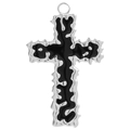 Dettaglio macro del ciondolo a croce in argento con texture organica e intarsio nero su bianco - Argento & Nero