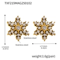 Nahaufnahme von Schneeflocken-Ohrsteckern mit Zirkonia auf rostfreiem Edelstahl - Goldene Schneeflocken-Ohrringe (TXF219)