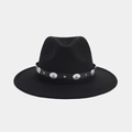 Detalle del sombrero de fieltro negro con tachuelas plateadas y hebilla de metal grabada - M (56-58cm) / Estilo de Patrón de Remaches de Metal Plateado