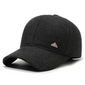Gorra de béisbol texturizada gris oscuro con orejeras y detalle de logo metálico - Ajustable / Gris
