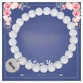 Dettaglio del bracciale di perle con ciondolo a cuore inciso Mom su cartolina - Alla mia migliore mamma / Braccialetto di Quarzo Ialino