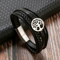 Dettaglio di un bracciale in pelle nera intrecciata con ciondolo Albero della Vita e chiusura magnetica - Nero + Acciaio Argento