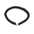 Bracelet en perles de pierre noire mate avec un pendentif cœur argenté sur fond blanc - Bracelet Pendentif Coeur Noir Mat