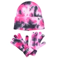 Detail von rosa Batik-Strickmütze und Touchscreen-Handschuhen für den Winter - Tie Dye Rosenrot