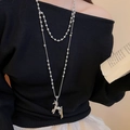 Détail d'un collier double épaisseur argenté avec pendentif cheval à pompon doré sur mannequin - 35# Collier-Gris-Cheval gland double couche