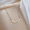 Primer plano del collar de acero de titanio plateado con colgante de ala baby en soporte - Plata (M318银)
