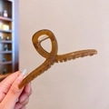 Grande pince à cheveux ambre translucide mate avec un design minimaliste de boucle tordue - Grand Croisé (13cm) / Kaki