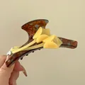 Pince à cheveux élégante en acétate écaille avec détails de pétales jaunes translucides - Style Forme Tulipe / Écaille de tortue