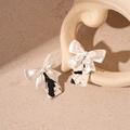 Dettaglio di orecchini a fiocco bianco vintage con pendenti quadrati effetto marmo - Clip per Orecchie Quadrata Fiocco