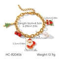 Dettaglio del bracciale a catena dorata con ciondoli albero di Natale, Babbo Natale e campanelli - Bracciale con Ciondolo Serie Natalizia (HC-B20406)
