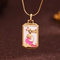 Dettaglio ravvicinato del ciondolo tarocco quadrato dorato con donna in smalto rosa e cuori - Figura di Dea Rosa / Oro (X6053GD)