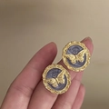 Dettaglio ravvicinato di orecchini retrò con farfalla dorata e finitura in smalto blu - 10# Ago d'Argento-Oro-Farfalla