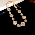 Elegante collana dorata con zirconi circolari e un pendente di cristallo scintillante - Collana - Oro - Bianco