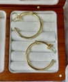 Elegante goldene C-Ohrringe mit Zirkonia-Steinen in einer hölzernen Schmuckschatulle - Goldene Nagel-Ohrringe (Durchmesser 35mm)