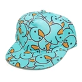 Detail van een stijlvolle turquoise baseballpet met een levendig cartoon eendenpatroon - Blauwe Eend