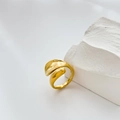Detalle del anillo envolvente de oro fluido con textura de metal líquido pulido - US 7 / Apertura cóncava cruzada