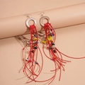 Detalle de pendientes bohemios con borlas, cuentas de colores y nácar redondo - Estilo De Borla Roja Y Cuentas De Colores