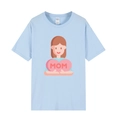 Détail de l'imprimé cœur MOM de dessin animé sur un t-shirt en coton bleu clair pour maman - XS / Hauts / Bleu Clair 318