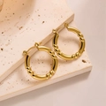 Créoles luxueuses en acier titane plaqué or 18 carats avec texture élégante en bambou - EH070/Bambou Spirale Nervuré