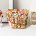 Détail de la trousse de maquillage jacquard à fleurs avec étiquette de marque Jimeizi - Jungle Prospère Petit