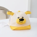 Dettaglio del cappellino in rete per neonati con cane 3D e visiera parasole gialla - 48cm (6-20 Mesi) / Giallo