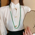 Détail du collier de perles vert émeraude avec pendentif carpe koï dorée sur cheongsam - Style ovale vert (36#)