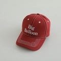 Dettaglio del berretto da baseball rosso in cotone con ricamo Big Balloon bianco e cuciture - 52-54cm (3-8 Anni) / Borgogna