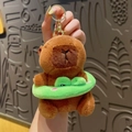 Schattige Capybara pluche sleutelhanger met groene kikker zwemband en gouden ring - Kikker Zwemring Capibara